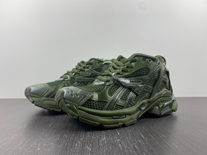 BLCG RUNNER SNEAKER 677402 W1RN3 2025
