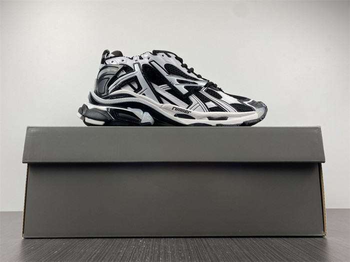 BLCG RUNNER SNEAKER 677403 W3RB2 9010