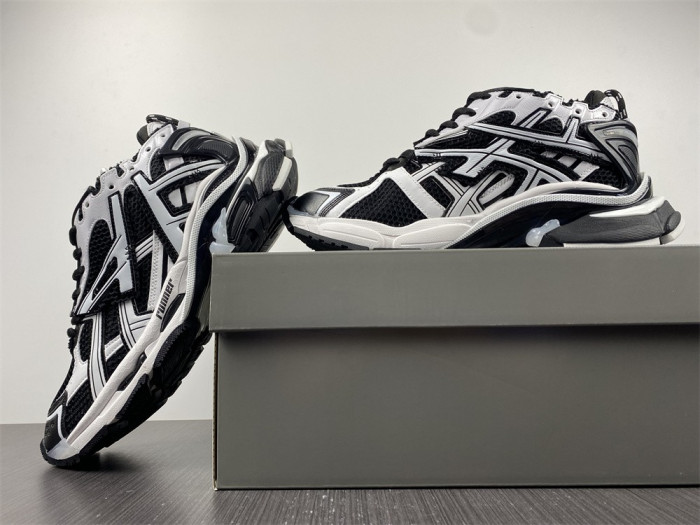 BLCG RUNNER SNEAKER 677403 W3RB2 9010