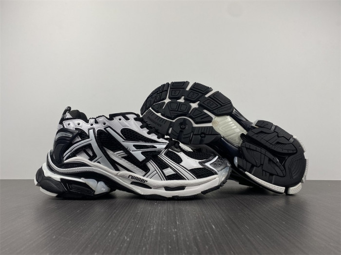BLCG RUNNER SNEAKER 677403 W3RB2 9010