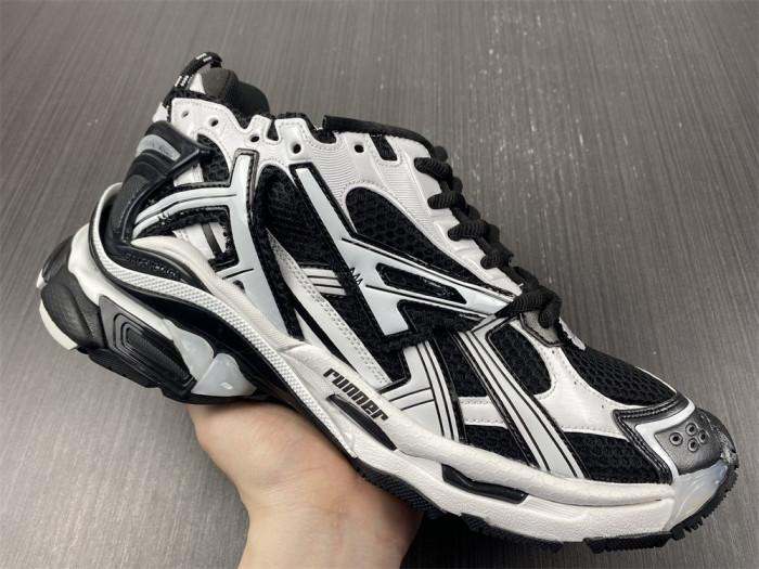 BLCG RUNNER SNEAKER 677403 W3RB2 9010