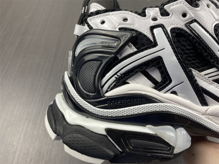 BLCG RUNNER SNEAKER 677403 W3RB2 9010