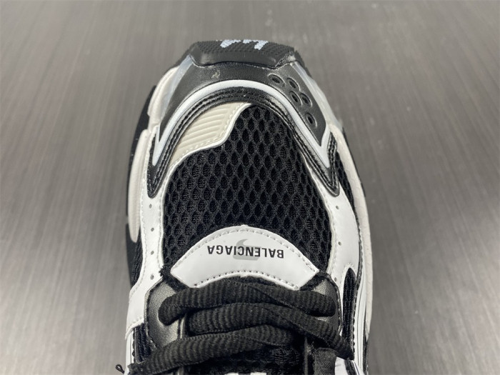 BLCG RUNNER SNEAKER 677403 W3RB2 9010